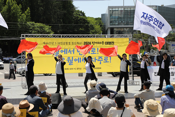 공연을 펼치고 있는 노래극단 희망새 [사진-통일뉴스 김래곤 통신원]