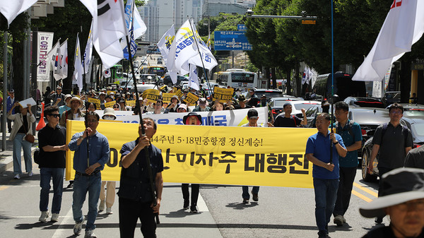 참가자들은 광주 금남로까지 “오월정신 계승! 미국 반대! 윤석열 정권 퇴진!” 구호를 외치며 행진했다. [사진-통일뉴스 김래곤 통신원]