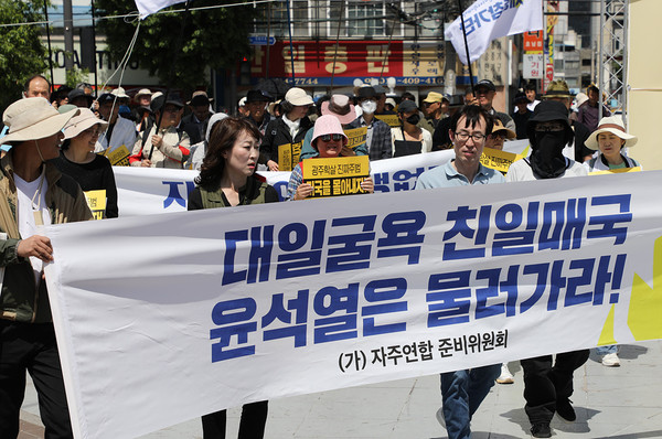 참가자들은 광주 금남로까지 “오월정신 계승! 미국 반대! 윤석열 정권 퇴진!” 구호를 외치며 행진했다. [사진-통일뉴스 김래곤 통신원]