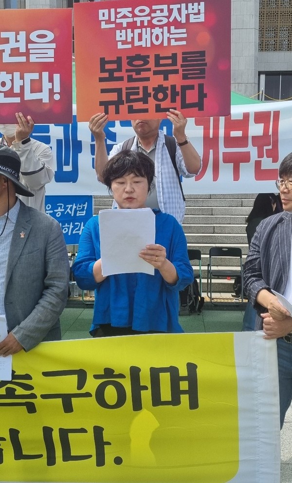 기자회견문을 낭독하는 유영주 숙명여대 민동 회장. [사진-통일뉴스 이창훈 통신원]