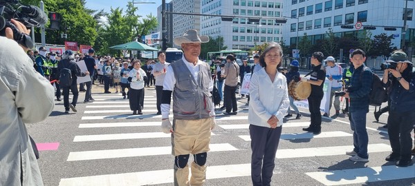 유가협 민주유공자법 추진단이 오체투지를 진행하고 있다. [사진-통일뉴스 이창훈 통신원]