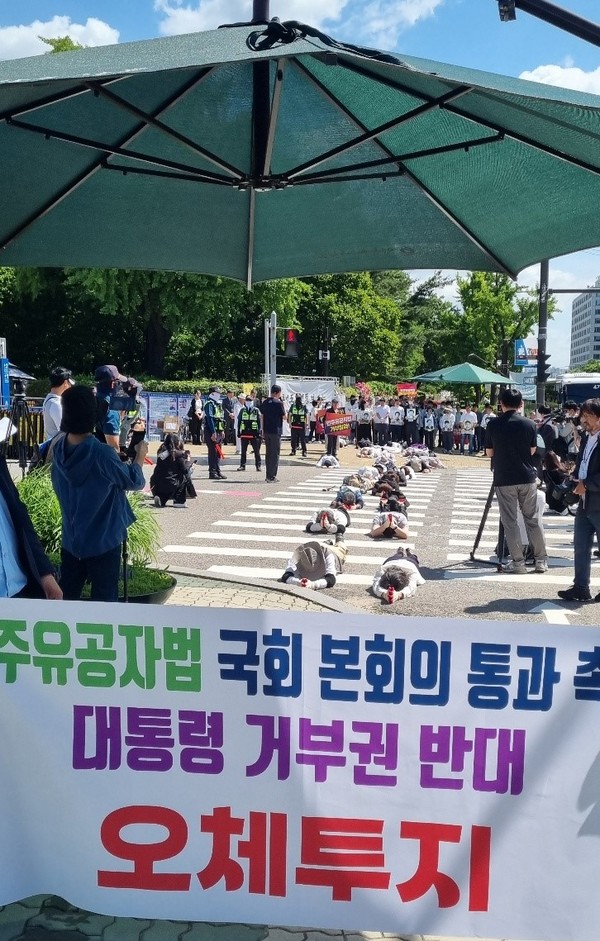 '대통령 거부권 반대 오체투지' [사진-통일뉴스 이창훈 통신원]