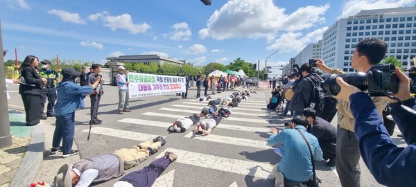 국회 앞 도로에 엎드린 오체투지. [사진-통일뉴스 이창훈 통신원]