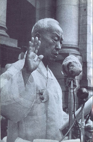 1948년 8월 15일 대통령에 취임해 선서하는 이승만. 이승만은 친일 친미세력이 주를 이룬 제헌의회에서 대통령으로 선출됐다. [사진 제공 – 안영민]