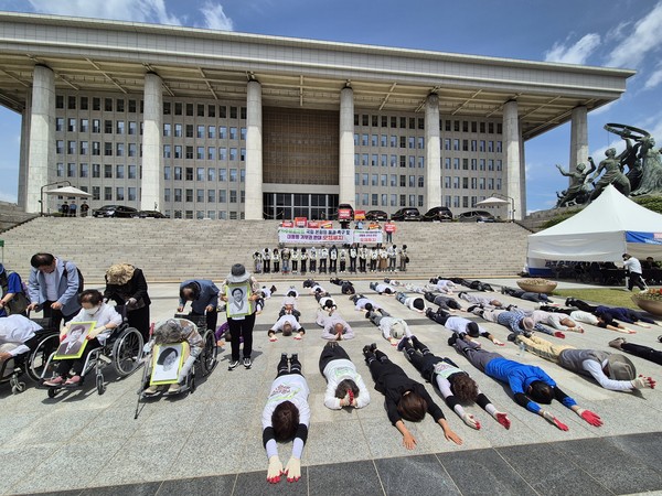 전국민족민주유가족협의회(유가협, 회장 장남수)와 민주유공자법제정추진단은 27일 오전 10시 국회 정문앞에서 2시간에 걸친 오체투지로 제 21대 국회에 민주유공자법 제정을 촉구하고 대통령의 거부권을 반대하는 의지를 밝혔다. [사진-통일뉴스 이승현 기자]