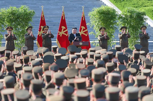 김 위원장은 28일 창립 60돌을 맞은 국방과학원을 축하방문해, 군사정찰위성의 발사 실패를 인정하고 국가주권과 안전 수호를 위해 군사정찰 위성 보유는 선결필수적인 과업이라며 재추진을 공언했다. [사진-노동신문 갈무리]