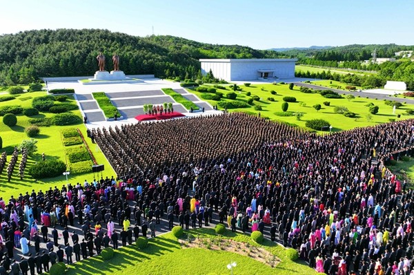 김 위원장은 "국가와 인민의 존엄과 자주권을 굳건히 수호하기 위한 우리 혁명위업의 종국적 목표는 세계최강의 전략적 힘, 세기에 전무한 절대적 힘을 틀어쥐는 것"이라고 거듭 강조했다.[사진-노동신문 갈무리]