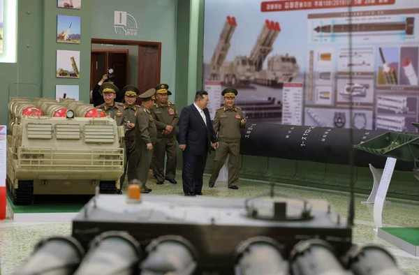 국방과학원전시관을 돌아보는 김 위원장 [사진-노동신문 갈무리].[사진-노동신문 갈무리]