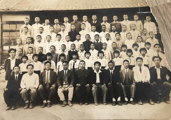 아버지는 1949년 9월 구지초등학교 4학년 2반 담임으로 첫 발령을 받았다. 사진은 당시 초등학교의 졸업기념사진. [사진 제공 – 안영민]