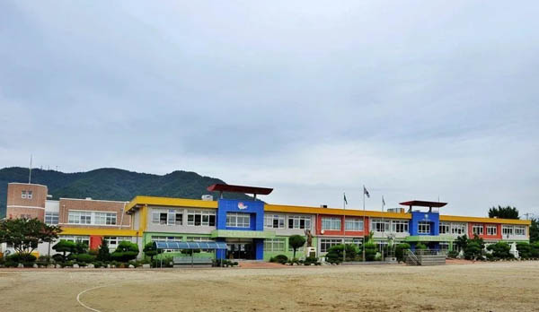 구지초등학교는 1928년 구지공립보통학교로 인가를 받은 역사가 오랜 학교이다. 사진은 구지초등학교의 최근 전경. [사진 제공 – 안영민]