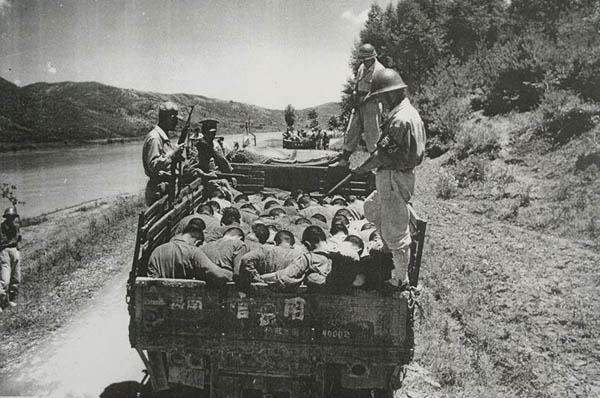 전쟁이 터지자 트럭에 실려 끌려가는 사람들. 대부분 보도연맹 가입자들로 전국에서 30만명이 학살당했다고 알려져 있다. [사진 제공 – 안영민]
