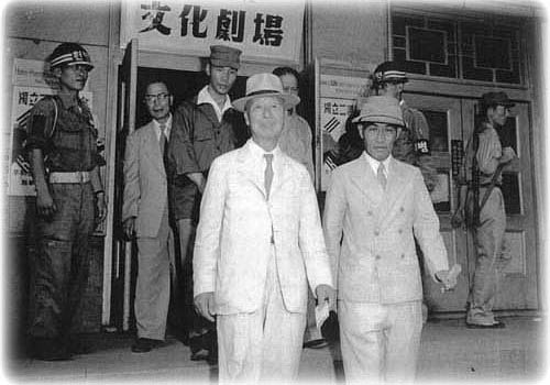 전쟁이 터지자 한강철교를 폭파시킨 뒤 제일 먼저 남쪽으로 피난 간 이승만(왼쪽). [사진 제공 – 안영민]