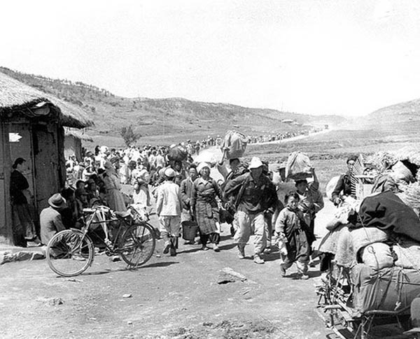 피난민들의 고단한 행렬. 구지경찰지서에 붙잡혔다가 간신히 탈출한 아버지는 가족들과 청도로 피난했다. [사진 제공 – 안영민]