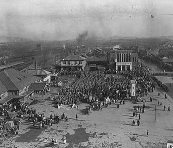 대구신병훈련소에서 훈련을 마치고 전선으로 출발하기 위해 대구역에 모인 병사들. 당시 대학생은 징집을 면했기에 부모들은 자식들을 대학에 보내기 위해 애를 썼다. [사진 제공 – 안영민]