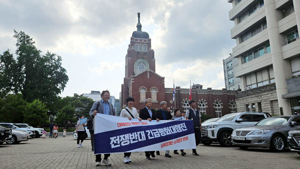 출범식을 마친 참가자들은 풍물패를 앞세우고 광화문을 향해 ‘전쟁반대 긴급 평화대행진’에 나섰다. [사진 - 통일뉴스 김치관 기자]