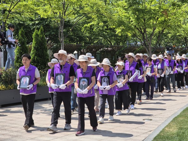 유가족들이 16일 오후 서울광장 분향소에서 인근 부림빌딩 임시 기억·소통 공간으로 영정을 옮기기 위해 서울광장을 한바퀴 도는 의식을 진행하고 있다. [사진-통일뉴스 이승현 기자]