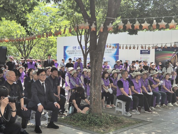 서울광장 분향소 마지막 24시간 '시민들과 함께 진실찾아 다시 떠나는 길' 행사에 유가족들과 많은 시민들이 참가했다. [사진-통일뉴스 이승현 기자]