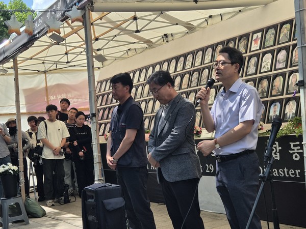 왼쪽부터 양경수 민주노총 위원장, 송경용 시민사회단체연대회의 사회연대위원장, 윤복남 민주사회를위한변호사모임 회장 [사진-통일뉴스 이승현 기자]