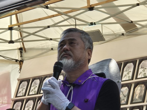 이정민 유가족협의회 운영위원장이 분향소에 끝까지 참석한 시민들에게 감사인사를 드리고 큰절을 올렸다. [사진-통일뉴스 이승현 기자] 