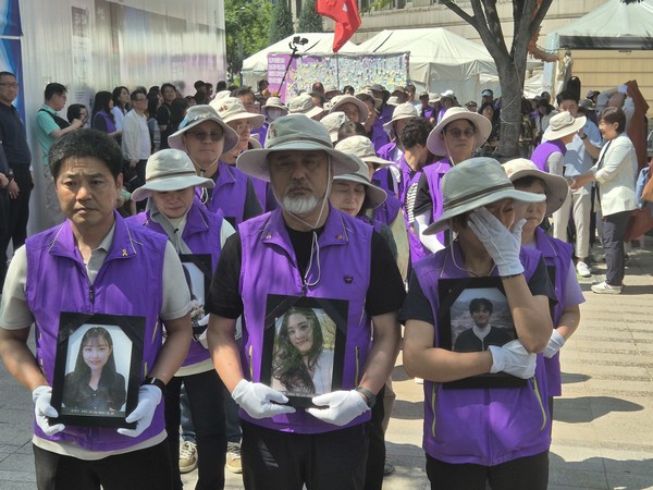 분향소에 있던 영정을 들고 다시 실내 임시 기억·소통공간으로 자리를 옮기는 유가족들 [사진-통일뉴스 이승현 기자] 