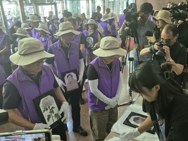 서울광장에 499일간 모셔졌던 영정들을 '별들의 집' 에 새로 안장하기 위한 접수 절차가 진행되고 있다. [사진-통일뉴스 이승현 기자]