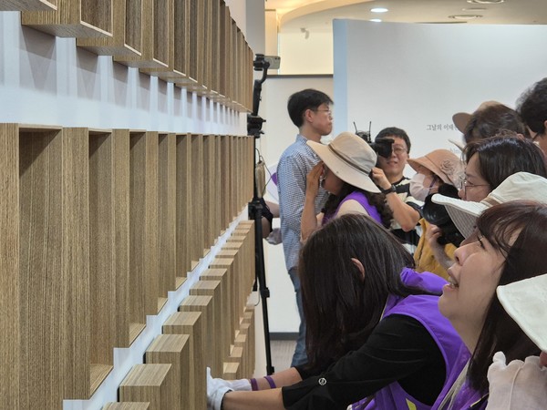 기억·소통공간에 모셔진 영정을 보니 또 다시 그리움이 터져 나온다. [사진-통일뉴스 이승현 기자]