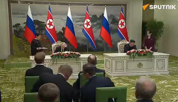 '포괄적 전략 동반자 협정'에 서명하는 북.러 정상. [사진 갈무리-스푸트니크통신]