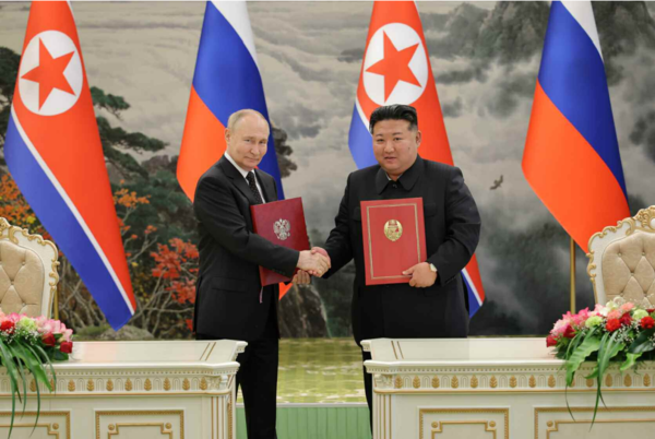 김정은 북한 국무위원장과 푸틴 러시아 대통령이 19일 '포괄적인 전략적 동반자관계에 관한 조약'에 서명했다. [사진-노동신문 갈무리] 