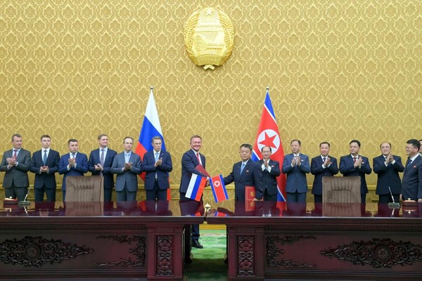 북한과 러시아 간에 두만강국경 자동차다리 건설에 관한 협정이 조인되었다. [사진-노동신문 갈무리]