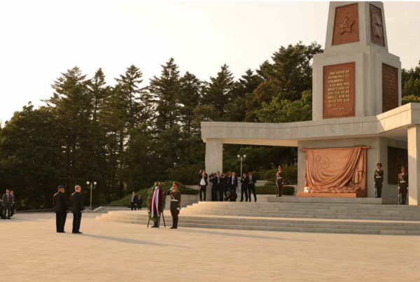해방탑 참배 [사진-노동신문 갈무리]