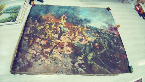 「대대장고지 방어전투」, 유화, 리쾌대, 1955년. 이 사진은 필자가 중국에서 직접 찍은 것이다. 그림을 벽면에 부칠 수가 없어 바닥에 놓고 찍어 왜곡된 시각 편차가 보인다. 이 작품은 리쾌대가 ‘건설성 미술제작소’에 있던 1955년에 북의 시각으로 한국전쟁의 전투를 그린 것이다. [사진 제공 – 이양재]
