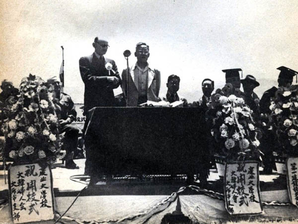 1952년 5월 28일 경북대학교 개교기념식 광경. 경북대는 대구농과대학과 대구사범대학, 대구의과대학을 통합하고 문리대학과 법정대학을 신설해 종합대학으로 개교했다. [사진 제공 – 안영민]