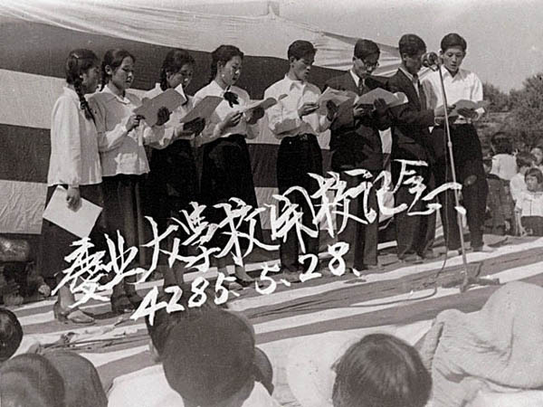 1952년 5월 28일 경북대학교 개교기념식 광경. 경북대는 대구농과대학과 대구사범대학, 대구의과대학을 통합하고 문리대학과 법정대학을 신설해 종합대학으로 개교했다. [사진 제공 – 안영민]