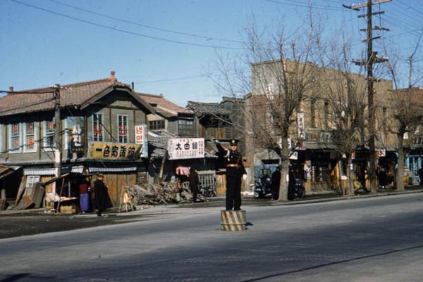 1952년 무렵의 대구 중앙통 거리 풍경. 이 일대에 헌책방들이 많았고, 아버지는 이곳에 자주 들러 대학 공부에 필요한 책을 구했다. [사진 제공 – 안영민]