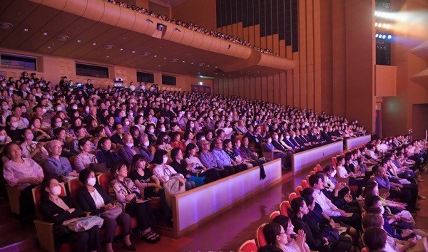 공연에 열중하는 관람객들. [사진-조선신보 갈무리]