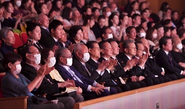 허종만 의장이 1200명 동포, 일본인사들과 함께 관람하였다. [사진-조선신보 갈무리]