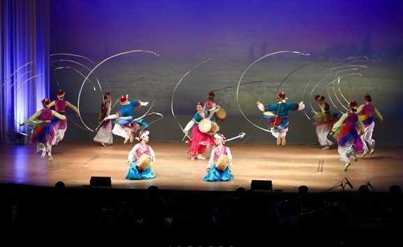 대절찬을 받은 민속무용 '농악무2024'. [사진-조선신보 갈무리]