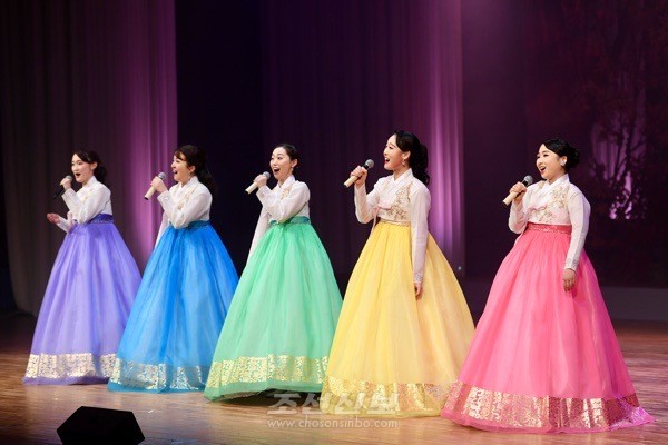 여성중창 '황금나무 능금나무 산에 심었소'. [사진-조선신보 갈무리]