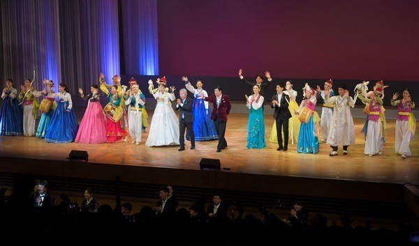 무대인사. [사진-조선신보 갈무리]