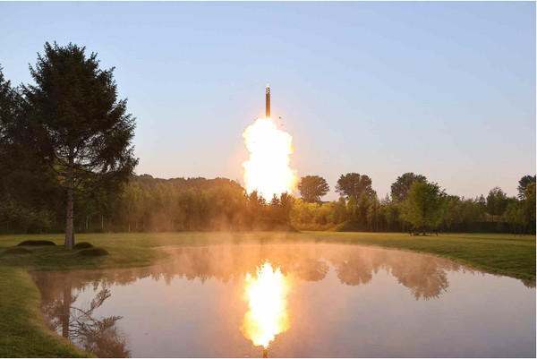 지난달 26일 북한이 단행했다는 다탄두 미사일 발사 시험. [사진 갈무리-노동신문]