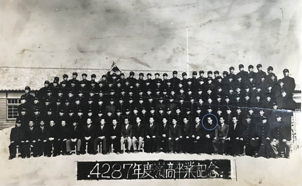 안재구 교수는 경북대 사범대 수학과에 재학하면서 모교인 영남고등학교의 입시반 수학을 강의하며 학비를 벌었다. 사진은 1954년(단기 4287년도) 영남고 졸업기념사진. 맨아래 줄에 앉은 교사들 중에서 오른쪽에서 세 번째, 원안이 안재구 교수다. [사진 제공 – 안영민]