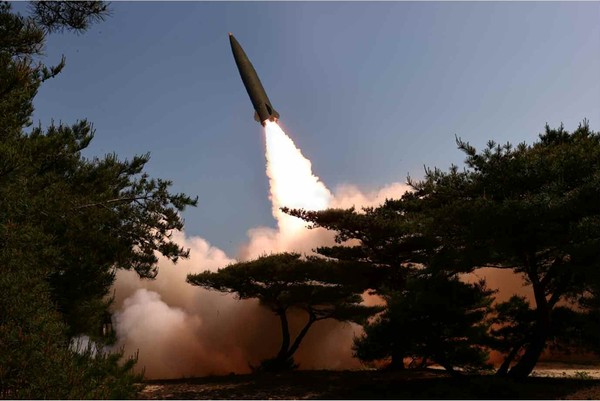 북한이 지난 5월 17일 공개한 새로운 자치유도항법체계를 도입한 전술탄도미사일 시험발사 장면 [사진-노동신문 갈무리]