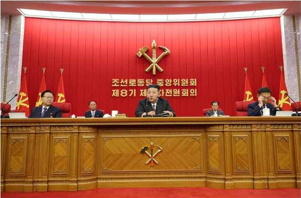 김 위원장은 전원회의 결론에서 "명백히 확신하게 되는 것은 사회주의건설의 전면적발전에로 향한 총적인 전진동력과 가속력이 보다 증대되고 장성하고있다는 것"이라고 총평했다. [사진-노동신문 갈무리]