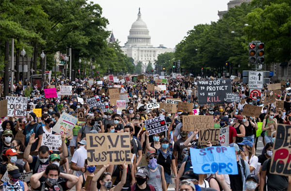 2020년 6월 5일 워싱턴D.C.에서 열린 "흑인의 목숨도 소중하다"는 기치를 내건 BLM(Black Lives Matter) 시위에 20만 시민이 참여했다. [사진 제공 - 정연진]