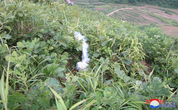 북한이 공개한 대북전단 추정 대형 비닐 [사진-조선중앙통신]