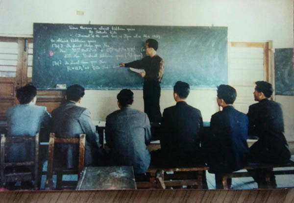 우리나라 근대수학을 대표하는 1세대 수학자 박정기 교수가 재직한 경북대 수학과는 한국 수학계를 이끈 실력파 수학자들을 양성하면서 많은 학문적 성과를 냈다. 사진은 수학교실 세미나에서 발표하는 안재구 교수. [사진 제공 – 안영민]