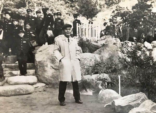 안재구 교수는 대학원에 재학하면서 저녁에는 영남고 야간부 수학교사로도 일했다. 사진은 학생들과 현장학습(소풍) 갔을 때의 모습. [사진 제공 – 안영민]