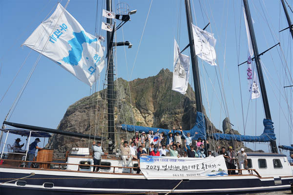 범선 코리아나호와 서도의 모습(2024.6.19.). [사진 제공 – 안재영]