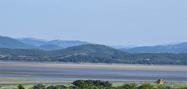 임진강 하구 북한 개풍군에 설치중인 철책선(2024년 7월 15일 촬영). [사진 제공 – 안재영]
