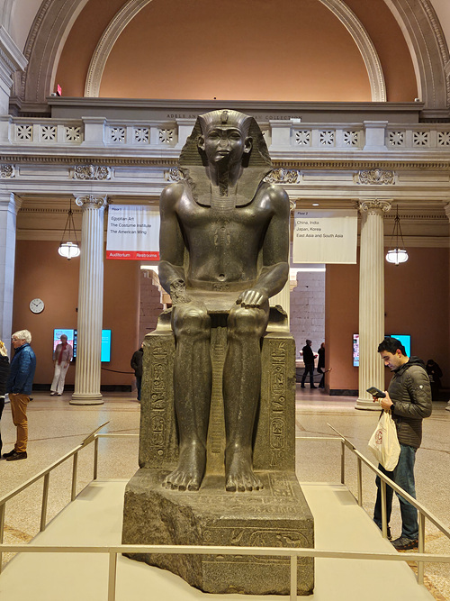 메트로폴리탄 박물관 로비에 전시돼 있는 이집트 중왕국의 파라오 아메넴헤트 2세(추정)의 석상 [사진-임영태]